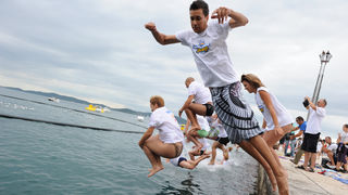 Danas se na zadarskoj rivi cetvrtu godinu za redom odrzava manifestacija Milenijum Jump. Foto : Andrija Lucic / CROPIX