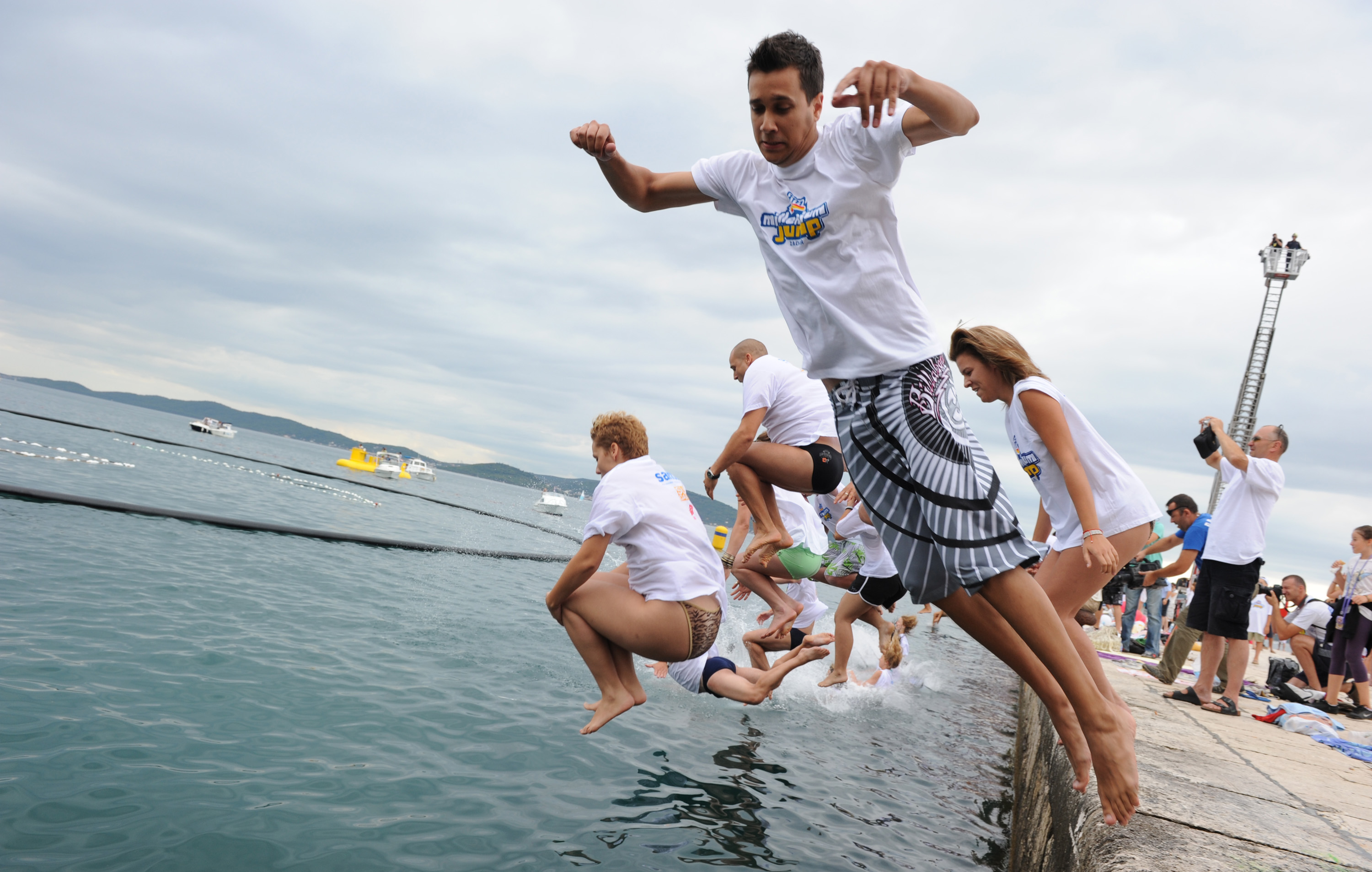 Danas se na zadarskoj rivi cetvrtu godinu za redom odrzava manifestacija Milenijum Jump. Foto : Andrija Lucic / CROPIX