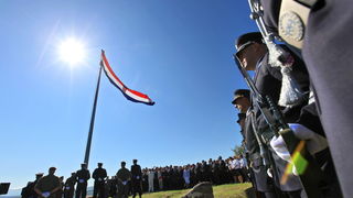Knin, 050811.
Podizanjem zastave na Kninskoj tvrdjavi i postrojavanjem vojnih snaga na nogometnom igralistu obiljezena je 16. obljetnica VRO Oluja, Dan pobjede i domovinske zahvalnosti i Dan hrvatskih branitelja.
Na fotografiji: Dizanje zastave na Kninsko Knin, 050811.
Podizanjem zastave na Kninskoj tvrdjavi i postrojavanjem vojnih snaga na nogometnom igralistu obiljezena je 16. obljetnica VRO Oluja, Dan pobjede i domovinske zahvalnosti i Dan hrvatskih branitelja.
Na fotografiji: Dizanje zastave na Kninsko