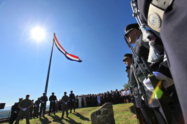 Knin, 050811.
Podizanjem zastave na Kninskoj tvrdjavi i postrojavanjem vojnih snaga na nogometnom igralistu obiljezena je 16. obljetnica VRO Oluja, Dan pobjede i domovinske zahvalnosti i Dan hrvatskih branitelja.
Na fotografiji: Dizanje zastave na Kninsko Knin, 050811.
Podizanjem zastave na Kninskoj tvrdjavi i postrojavanjem vojnih snaga na nogometnom igralistu obiljezena je 16. obljetnica VRO Oluja, Dan pobjede i domovinske zahvalnosti i Dan hrvatskih branitelja.
Na fotografiji: Dizanje zastave na Kninsko