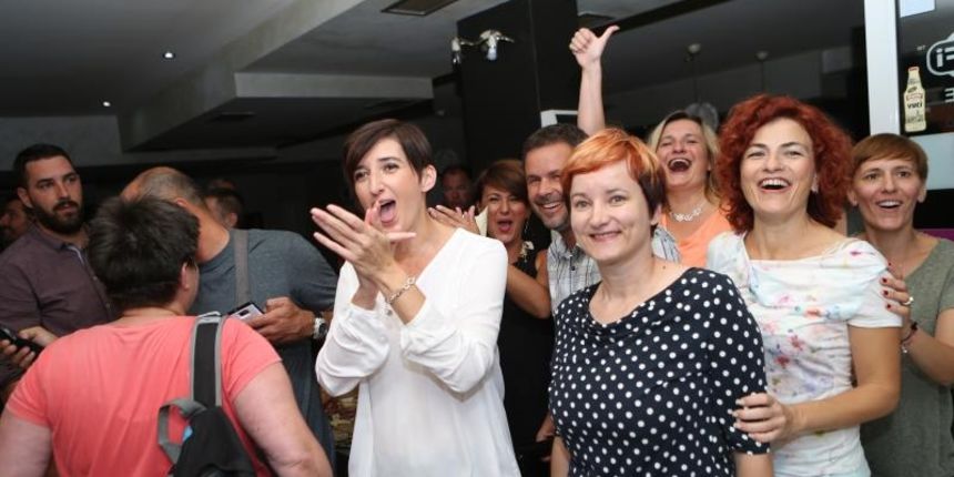 Marijana Puljak sa stranackim kolegama zadovoljna je nakon izlaznih anketa. Photo: Ivo Cagalj/PIXSELL