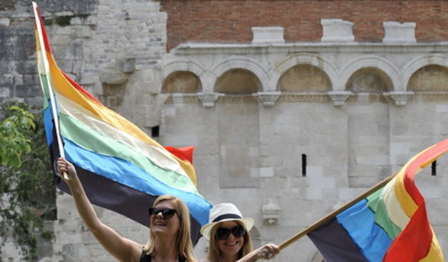 Split, 110611.
U Splitu se po prvi put odrzava Gay Pride koji organiziraju udruge Kontra, Iskorak i Domine. Povorka ponosa LGBT, prva izvan Zagreba, prolazi od Djardina preko Marmontove ulice i Rive do Peristila gdje je predvidjen prigodni programa.
Na sl