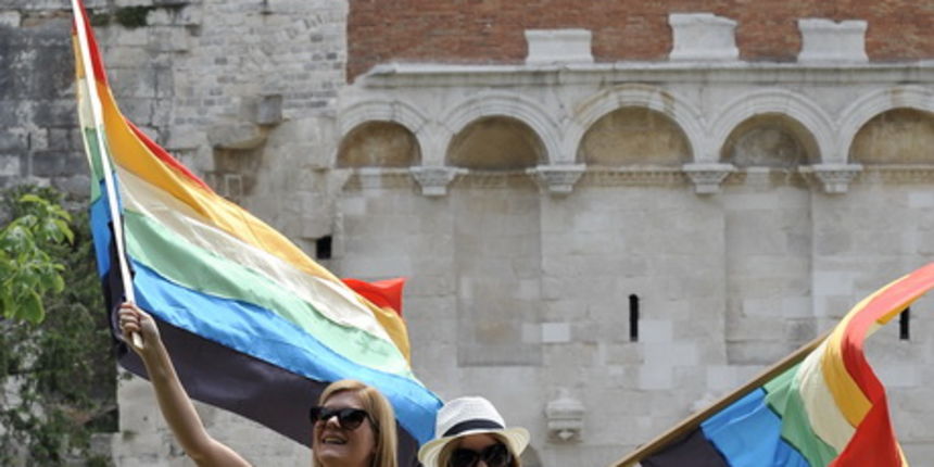 Split, 110611.
U Splitu se po prvi put odrzava Gay Pride koji organiziraju udruge Kontra, Iskorak i Domine. Povorka ponosa LGBT, prva izvan Zagreba, prolazi od Djardina preko Marmontove ulice i Rive do Peristila gdje je predvidjen prigodni programa.
Na sl Split, 110611.
U Splitu se po prvi put odrzava Gay Pride koji organiziraju udruge Kontra, Iskorak i Domine. Povorka ponosa LGBT, prva izvan Zagreba, prolazi od Djardina preko Marmontove ulice i Rive do Peristila gdje je predvidjen prigodni programa.
Na sl
