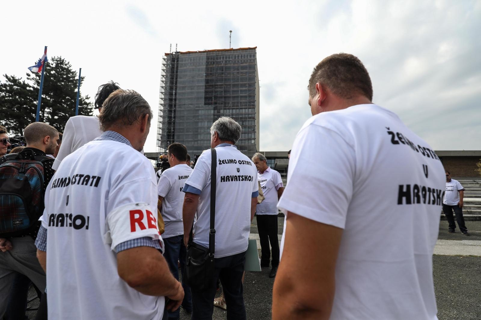 Stali autobusi, vozači upozorili: ‘Imamo 3800 kuna plaću i sad se svi čude što idemo van’ Stali autobusi, vozači upozorili: ‘Imamo 3800 kuna plaću i sad se svi čude što idemo van’