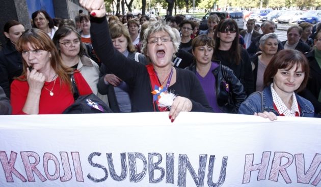 Radnice Kamenskog prosvjeduju pred uredom Mladena Bajića