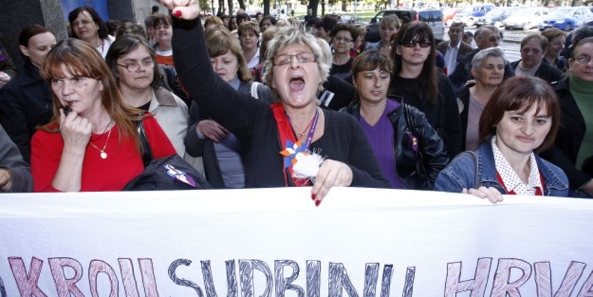 Radnice Kamenskog prosvjeduju pred uredom Mladena Bajića Radnice Kamenskog prosvjeduju pred uredom Mladena Bajića