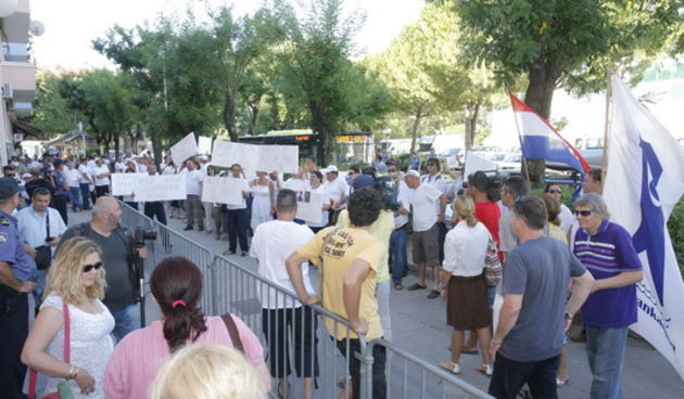 Split,120712.
Novi pohod na Split radnika posrnule tvrtke Jadrankamena koji su obisli Trgovacki i Opcinski sud gdje se odrzavaju sudsaka rocista o sudbini te tvrtke.
Na fotografiji: radnici ispred Trgovackog suda.
Foto: Duje Klaric / CROPIX