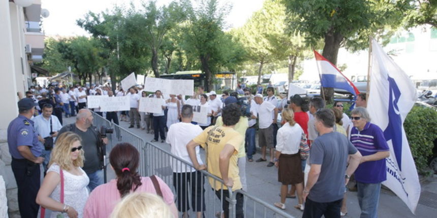 Split,120712.
Novi pohod na Split radnika posrnule tvrtke Jadrankamena koji su obisli Trgovacki i Opcinski sud gdje se odrzavaju sudsaka rocista o sudbini te tvrtke.
Na fotografiji: radnici ispred Trgovackog suda.
Foto: Duje Klaric / CROPIX Split,120712.
Novi pohod na Split radnika posrnule tvrtke Jadrankamena koji su obisli Trgovacki i Opcinski sud gdje se odrzavaju sudsaka rocista o sudbini te tvrtke.
Na fotografiji: radnici ispred Trgovackog suda.
Foto: Duje Klaric / CROPIX