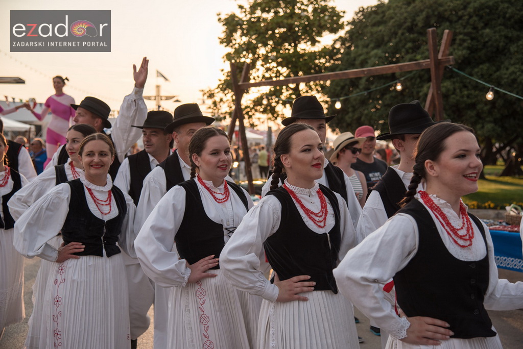 Otvoren 12. biogradski Gastro stol Otvoren 12. biogradski Gastro stol