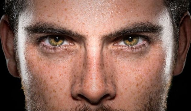 Odlučan čovjek, pjegav muškarac