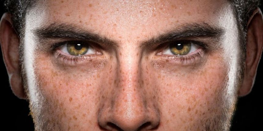 Odlučan čovjek, pjegav muškarac Odlučan čovjek, pjegav muškarac