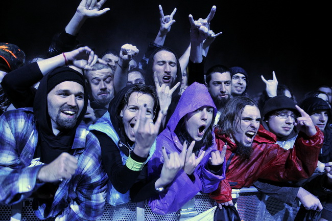 Zagreb, 160510.
Hipodrom.
Koncert heavy metal grupe Metallica.
Na slici: Publika.
Foto: Boris Kovacev / CROPIX