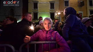 Tisuće Zadrana uživalo na krcatom Narodnom trgu i Tgu Petra Zoranića uz Tomislava Bralića i klapu Intrade Tisuće Zadrana uživalo na krcatom Narodnom trgu i Tgu Petra Zoranića uz Tomislava Bralića i klapu Intrade