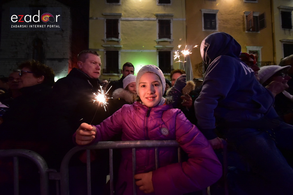 Tisuće Zadrana uživalo na krcatom Narodnom trgu i Tgu Petra Zoranića uz Tomislava Bralića i klapu Intrade Tisuće Zadrana uživalo na krcatom Narodnom trgu i Tgu Petra Zoranića uz Tomislava Bralića i klapu Intrade