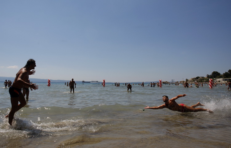 Split, 120611.
Na splitskim Bacvicama odrzano je 7. Prvenstvo svita u piciginu. Naslov pobjednika drugu godinu za redom osvojila je ekipa A1.
Foto: Ante Cizmic / CROPIX Split, 120611.
Na splitskim Bacvicama odrzano je 7. Prvenstvo svita u piciginu. Naslov pobjednika drugu godinu za redom osvojila je ekipa A1.
Foto: Ante Cizmic / CROPIX