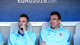 U dvoboju zadnjeg, 3. kola D skupine EURA u Bordeauxu igraju nogometaši Hrvatske i Španjolske (1-1).   Pred 40.000 gledatelja na stadionu Matmut Atlantic sudi Bjorn Kuipers.    Strijelci: 0-1 Morata (7), 1-1 Kalinić (45)