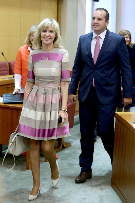 Ingrid Antičević Marinović svojim modnim izričajem razbija saborsko sivilo. Foto: Patrik Maček/PIXSELL Ingrid Antičević Marinović svojim modnim izričajem razbija saborsko sivilo. Foto: Patrik Maček/PIXSELL