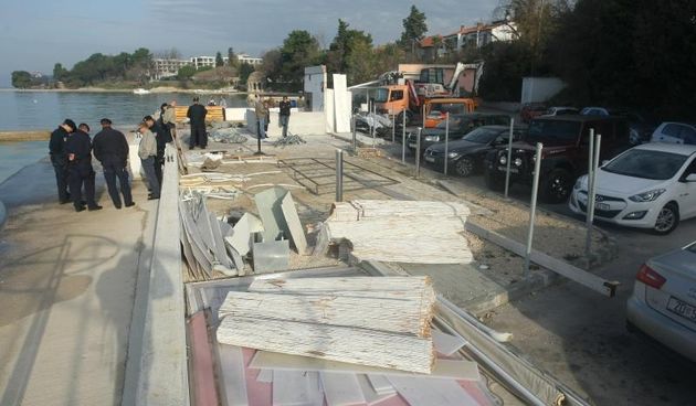 U gradskom predjelu Arbanasi započelo je uklanjanje ugostiteljskog objekta “Porthos” ilegalno sagrađenog na obali. Photo: Dino Stanin/PIXSELL