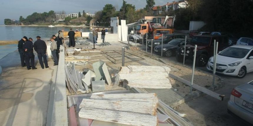 U gradskom predjelu Arbanasi započelo je uklanjanje ugostiteljskog objekta “Porthos” ilegalno sagrađenog na obali. Photo: Dino Stanin/PIXSELL U gradskom predjelu Arbanasi započelo je uklanjanje ugostiteljskog objekta “Porthos” ilegalno sagrađenog na obali. Photo: Dino Stanin/PIXSELL