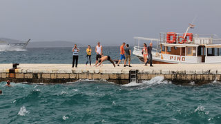 Kupači na zadarskoj rivi 19. svibnja 2013.  Foto: Roberto Lerga