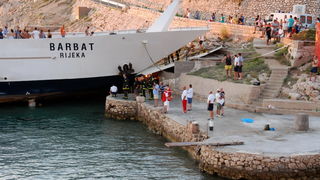 Jablanac, 170811.
U pomorskoj havariji trajekt Rapske plovidbe “Barbat” oko 18 sati, prilikom pristajanja u luku Jablanac ostao je bez pogona i udario u rivu koja je ujedno i mjesna plaza. Ozlijedjeno je sedam osoba. Ocevid je u tijeku.
Foto: Goran Novotn