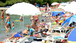 Zadar, 220811.
U turistickom  naselju Zaton u sklopu kojeg se nalazi i najveci autokamp u Hrvatskoj izuzetno su zadovoljni ovogodisnjom sezonom, broj gostiju u odnosu na druge godine je porastao za 7 posto. Trenutno se u naselju (kampu i apartmanima) nala