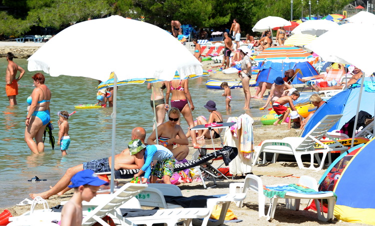 Zadar, 220811.
U turistickom  naselju Zaton u sklopu kojeg se nalazi i najveci autokamp u Hrvatskoj izuzetno su zadovoljni ovogodisnjom sezonom, broj gostiju u odnosu na druge godine je porastao za 7 posto. Trenutno se u naselju (kampu i apartmanima) nala