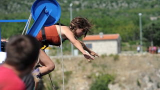 Maslenicki most, Zadar, 010712.
Doris Pincic, zvijezda Larinog izbora, svojim skokom je otvorila sezonu bungee skokova sa Maslenickog mosta. Svake godine sezona skokova se otvara skokovima poznatih osoba i novinara.
Na fotografiji: Doris Pincic.
Foto: Luk
