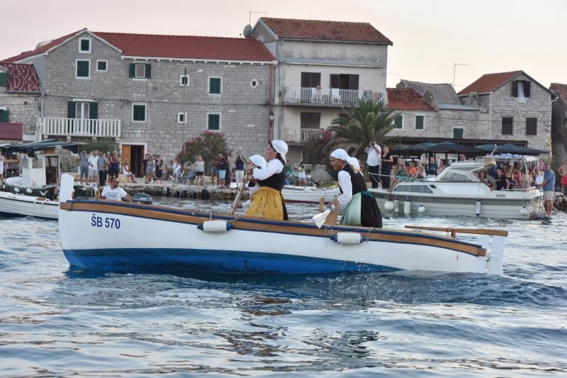 Tradicionalna ženska regata gajeta na vesla u Krapnju