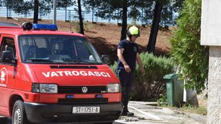 Dan poslije: Vatrogasci ispumpavaju vodu iz poplavljenih objekata