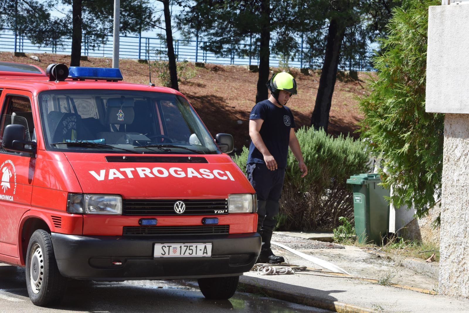 Dan poslije: Vatrogasci ispumpavaju vodu iz poplavljenih objekata