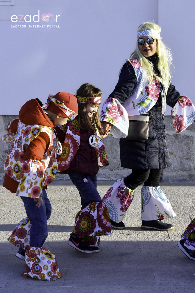 Paški zimski karneval 2018: Karnevalska povorka prošla ulicama grada do Pijace