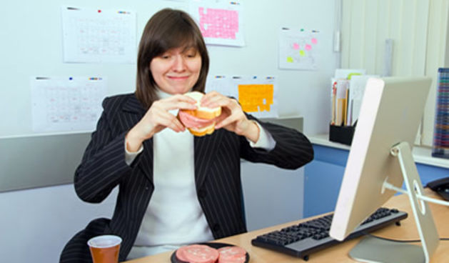 Žena u uredu; posao; sendvic; kava (Fitness.com.hr)