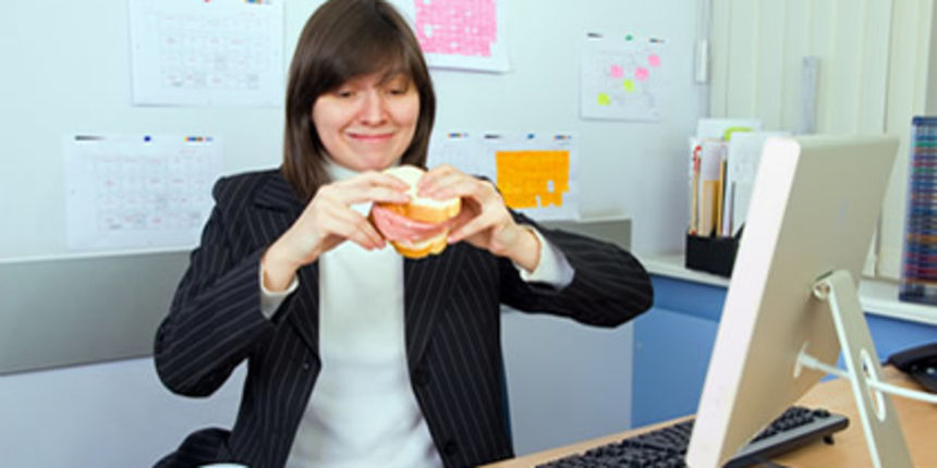 Žena u uredu; posao; sendvic; kava (Fitness.com.hr) Žena u uredu; posao; sendvic; kava (Fitness.com.hr)