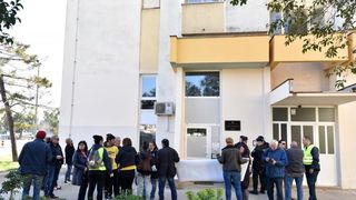 Ispred zadarskog Centra za socijalnu skrb, odrzan je prosvjed kako bi se izrazilo nezadovoljstvo nacinom rada djelatnika ove institucije. Prosvjed je potaknut nedavnim zbivanjima u skucaju obiteli Bozic. Photo: Dino Stanin/PIXSELL Autor  Dino Stanin/PIXS