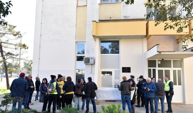 Ispred zadarskog Centra za socijalnu skrb, odrzan je prosvjed kako bi se izrazilo nezadovoljstvo nacinom rada djelatnika ove institucije. Prosvjed je potaknut nedavnim zbivanjima u skucaju obiteli Bozic. Photo: Dino Stanin/PIXSELL Autor  Dino Stanin/PIXS