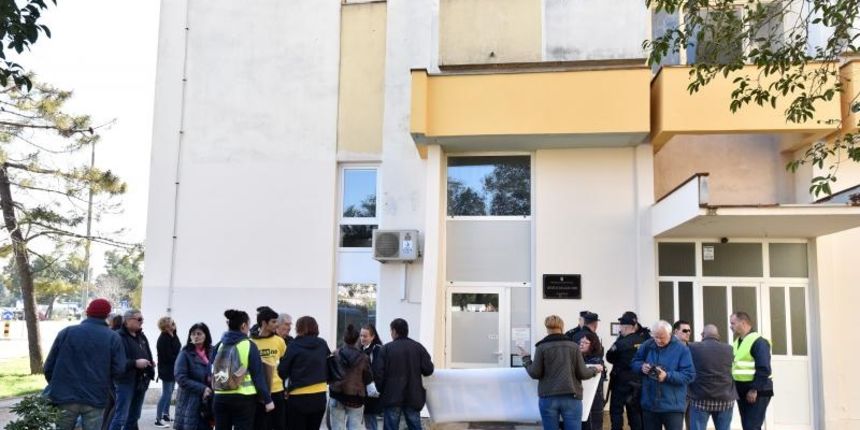 Ispred zadarskog Centra za socijalnu skrb, odrzan je prosvjed kako bi se izrazilo nezadovoljstvo nacinom rada djelatnika ove institucije. Prosvjed je potaknut nedavnim zbivanjima u skucaju obiteli Bozic. Photo: Dino Stanin/PIXSELL Autor  Dino Stanin/PIXS