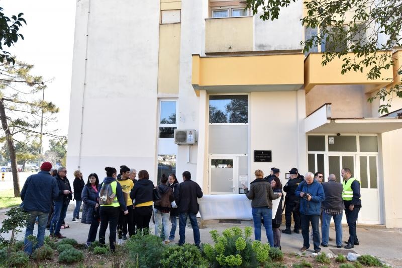 Ispred zadarskog Centra za socijalnu skrb, odrzan je prosvjed kako bi se izrazilo nezadovoljstvo nacinom rada djelatnika ove institucije. Prosvjed je potaknut nedavnim zbivanjima u skucaju obiteli Bozic. Photo: Dino Stanin/PIXSELL Autor  Dino Stanin/PIXS
