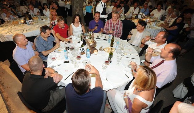 Benkovac, 060712.
U Benkovackom odrzan je 3. festival vina sjeverne i srednje Dalmacije “Vinfest Benkovac 2012”.
Na fotografiji: dogadjaju je prisustvovao i Bozidar Kalmeta(crvena majica) sa suprugom Dolores Grdovic Kalmeta(desno od njega).
Foto: Luka Ger