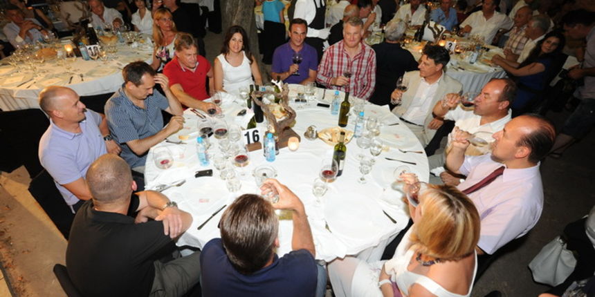 Benkovac, 060712.
U Benkovackom odrzan je 3. festival vina sjeverne i srednje Dalmacije “Vinfest Benkovac 2012”.
Na fotografiji: dogadjaju je prisustvovao i Bozidar Kalmeta(crvena majica) sa suprugom Dolores Grdovic Kalmeta(desno od njega).
Foto: Luka Ger Benkovac, 060712.
U Benkovackom odrzan je 3. festival vina sjeverne i srednje Dalmacije “Vinfest Benkovac 2012”.
Na fotografiji: dogadjaju je prisustvovao i Bozidar Kalmeta(crvena majica) sa suprugom Dolores Grdovic Kalmeta(desno od njega).
Foto: Luka Ger