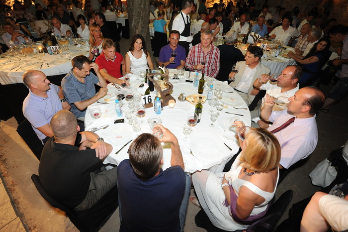 Benkovac, 060712.
U Benkovackom odrzan je 3. festival vina sjeverne i srednje Dalmacije “Vinfest Benkovac 2012”.
Na fotografiji: dogadjaju je prisustvovao i Bozidar Kalmeta(crvena majica) sa suprugom Dolores Grdovic Kalmeta(desno od njega).
Foto: Luka Ger Benkovac, 060712.
U Benkovackom odrzan je 3. festival vina sjeverne i srednje Dalmacije “Vinfest Benkovac 2012”.
Na fotografiji: dogadjaju je prisustvovao i Bozidar Kalmeta(crvena majica) sa suprugom Dolores Grdovic Kalmeta(desno od njega).
Foto: Luka Ger