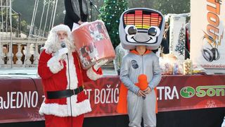 Božićnica na Novom: Radiolino, Djed božićnjak i ekipa Novog radija darivala sugrađane. Foto: Jurica Gašpar