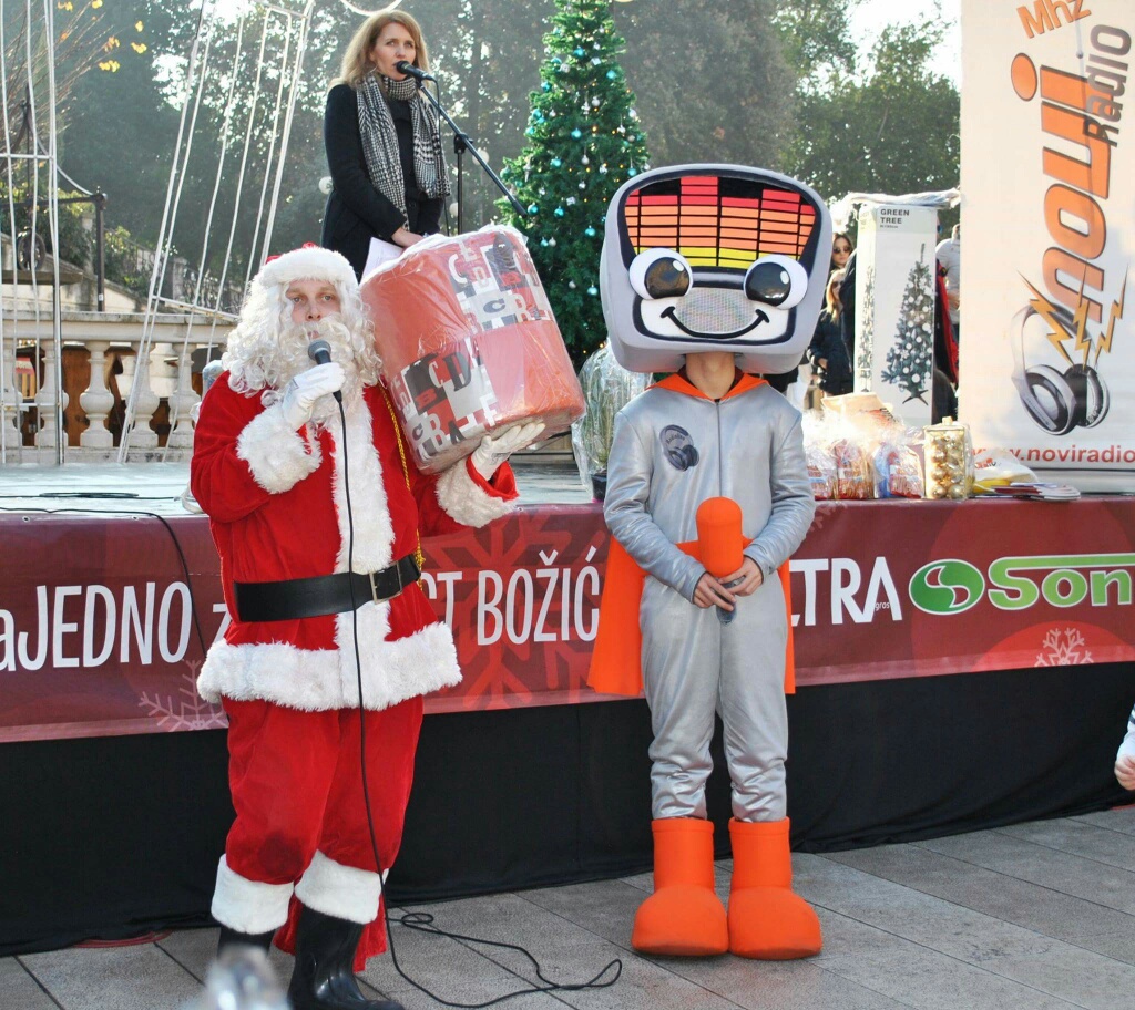 Božićnica na Novom: Radiolino, Djed božićnjak i ekipa Novog radija darivala sugrađane. Foto: Jurica Gašpar