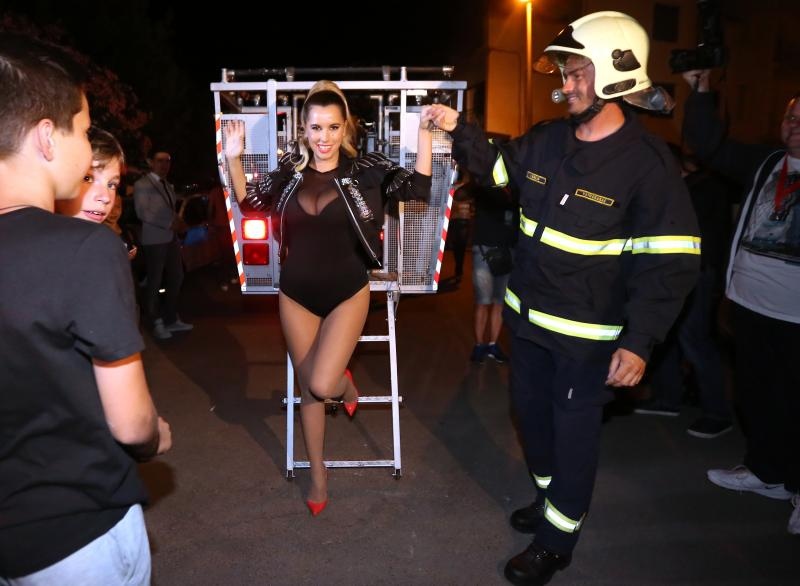 CMC Festival Vodice: Spektakularan dolazak Nives Celzijus u košari vatrogasnog vozila. Photo: Hrvoje Jelavić/PIXSELL CMC Festival Vodice: Spektakularan dolazak Nives Celzijus u košari vatrogasnog vozila. Photo: Hrvoje Jelavić/PIXSELL