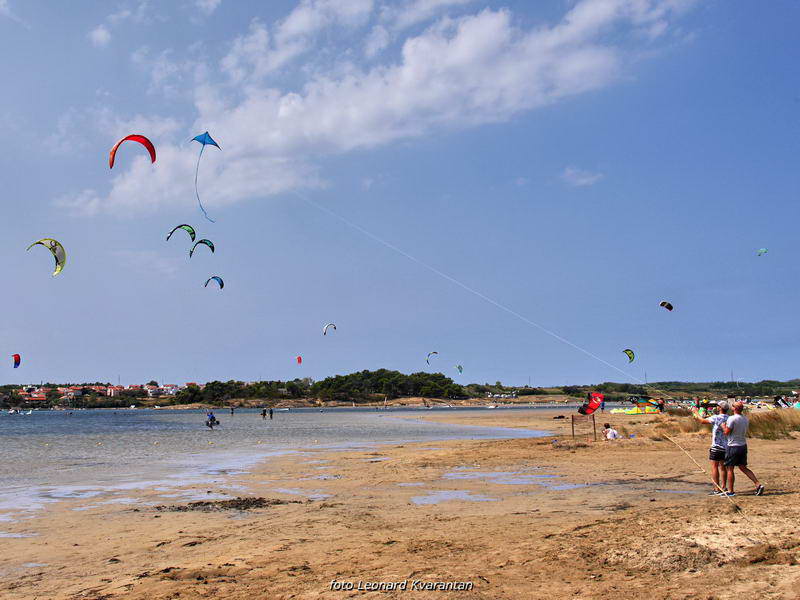 Kite surferi guštaju u Ninu