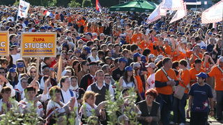 Zadar, 080510.
Zadar je domacin Susreta katolicke mladezi 2010. 
Susret ce trajati dva dana a u njemu ce sudjelovati preko 30.000 mladih iz Hrvatske i svijeta. 
Na slici: misa u sportskom centru Visnjik.
Foto: Vladimir Ivanov  / CROPIX