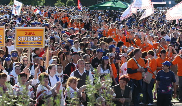 Zadar, 080510.
Zadar je domacin Susreta katolicke mladezi 2010. 
Susret ce trajati dva dana a u njemu ce sudjelovati preko 30.000 mladih iz Hrvatske i svijeta. 
Na slici: misa u sportskom centru Visnjik.
Foto: Vladimir Ivanov  / CROPIX