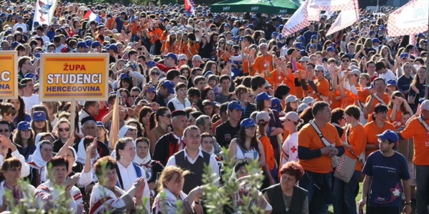Zadar, 080510.
Zadar je domacin Susreta katolicke mladezi 2010. 
Susret ce trajati dva dana a u njemu ce sudjelovati preko 30.000 mladih iz Hrvatske i svijeta. 
Na slici: misa u sportskom centru Visnjik.
Foto: Vladimir Ivanov  / CROPIX