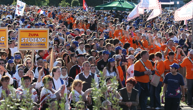Zadar, 080510.
Zadar je domacin Susreta katolicke mladezi 2010. 
Susret ce trajati dva dana a u njemu ce sudjelovati preko 30.000 mladih iz Hrvatske i svijeta. 
Na slici: misa u sportskom centru Visnjik.
Foto: Vladimir Ivanov  / CROPIX
