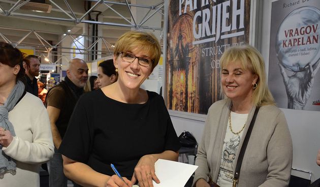 Anita Šupe potpisuje knjigu na Interliberu 2015. Foto. Facebook